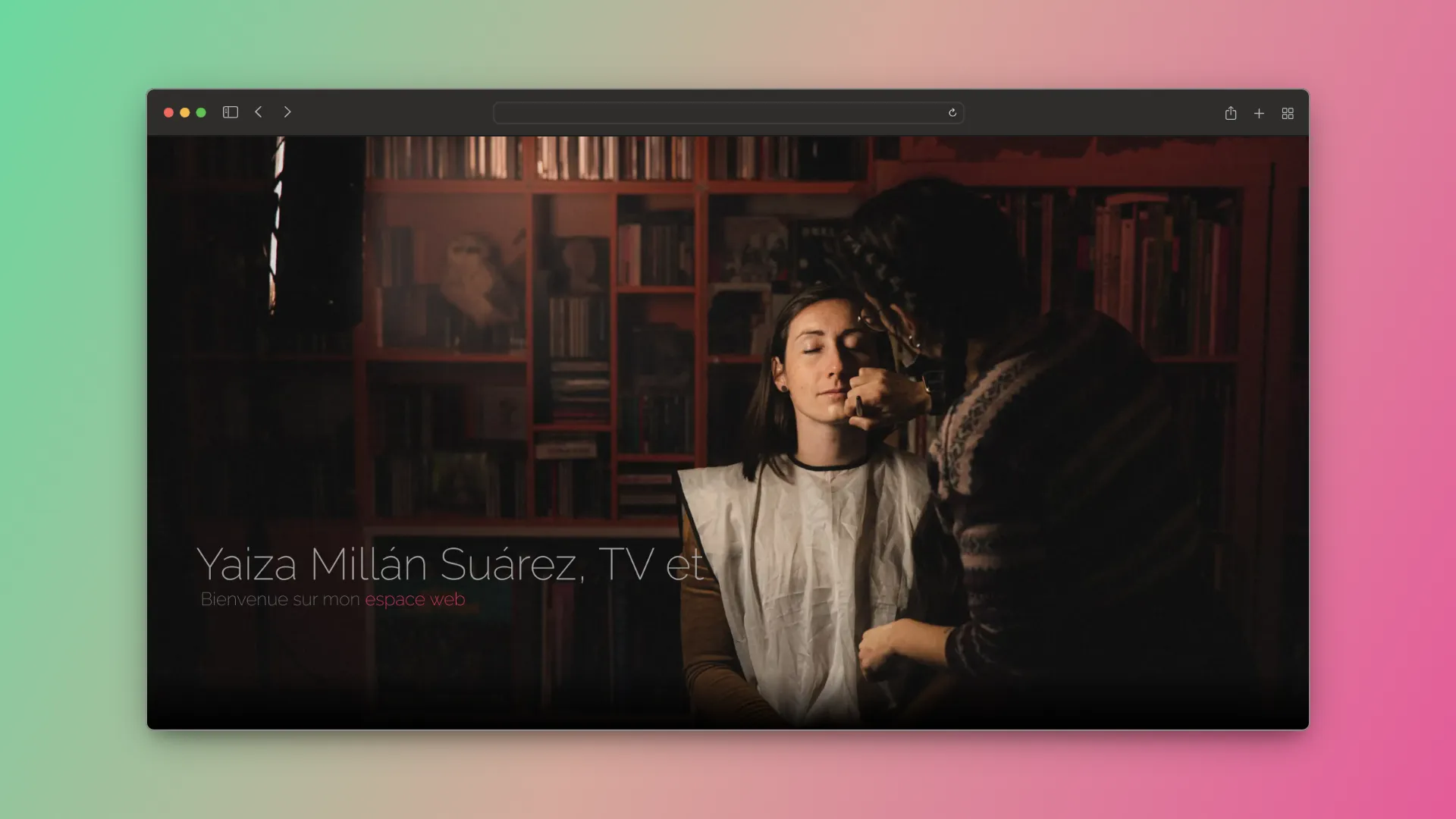 Landing page de Yaimisu.com, se ve a Yaiza maquillando a una chica